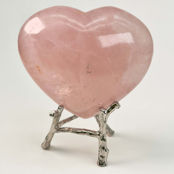 Rosakvarts Hjerte Krystal Sten på hvid baggrund på holder