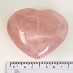 Rosakvarts Hjerte Krystal Sten på hvid baggrund med lineal
