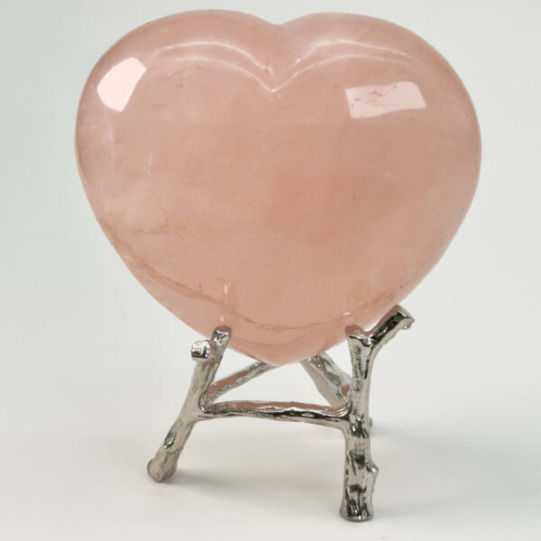 Rosakvarts Hjerte Krystal Sten på hvid baggrund på holder