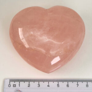 Rosakvarts Hjerte Krystal Sten på hvid baggrund med lineal