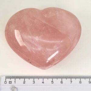 Rosakvarts Hjerte Krystal Sten på hvid baggrund med lineal