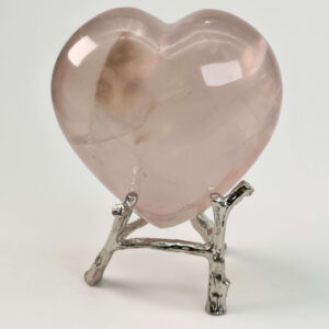 Rosakvarts Hjerte Krystal Sten på hvid baggrund på holder