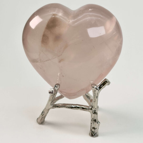 Rosakvarts Hjerte Krystal Sten på hvid baggrund på holder
