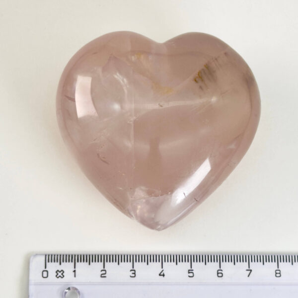 Rosakvarts Hjerte Krystal Sten på hvid baggrund med lineal