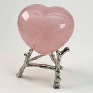 Rosakvarts Hjerte Krystal Sten på hvid baggrund på holder