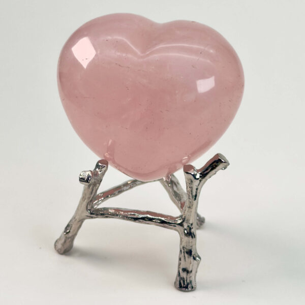 Rosakvarts Hjerte Krystal Sten på hvid baggrund på holder