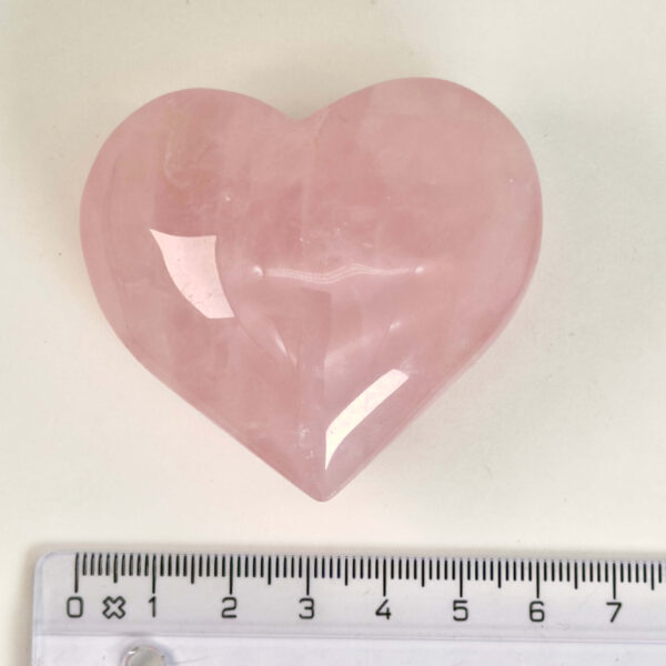 Rosakvarts Hjerte Krystal Sten på hvid baggrund med lineal