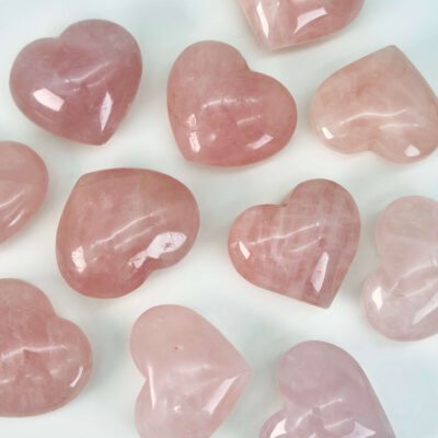 Rosakvarts Hjerte samling Krystal Sten på hvid baggrund