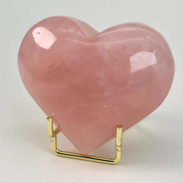 Rosakvarts Hjerte Krystal Sten på hvid baggrund på holder