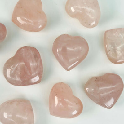 Rosakvarts Hjerte samling Krystal Sten på hvid baggrund