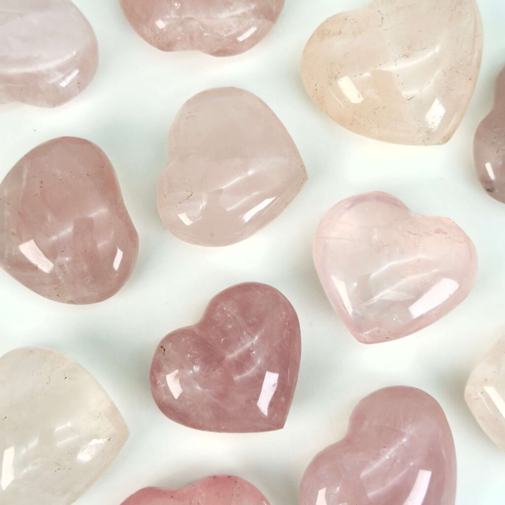 Krystaller og deres betydning 32 Rosakvarts hjerte med blød rosa farve og glat poleret overflade. En krystalfigur der ofte forbindes med kærlighed, omsorg og indre ro.