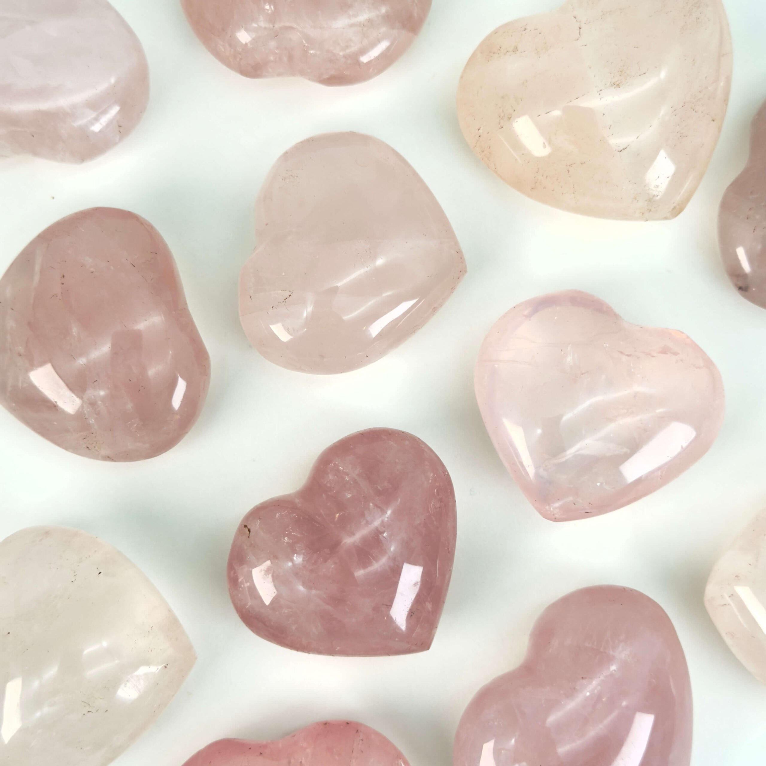 Rosakvarts Hjerte samling Krystal Sten på hvid baggrund