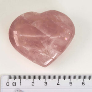 Rosakvarts Hjerte Krystal Sten på hvid baggrund med lineal