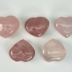 Rosakvarts Hjerte samling Krystal Sten på hvid baggrund