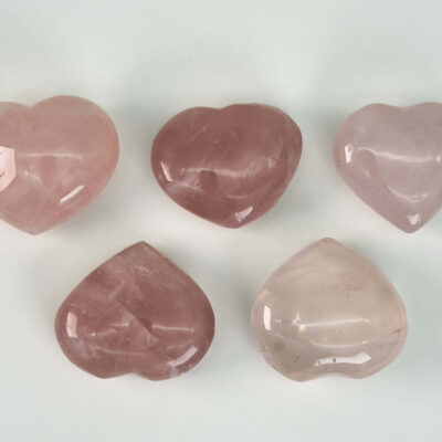 Rosakvarts Hjerte samling Krystal Sten på hvid baggrund