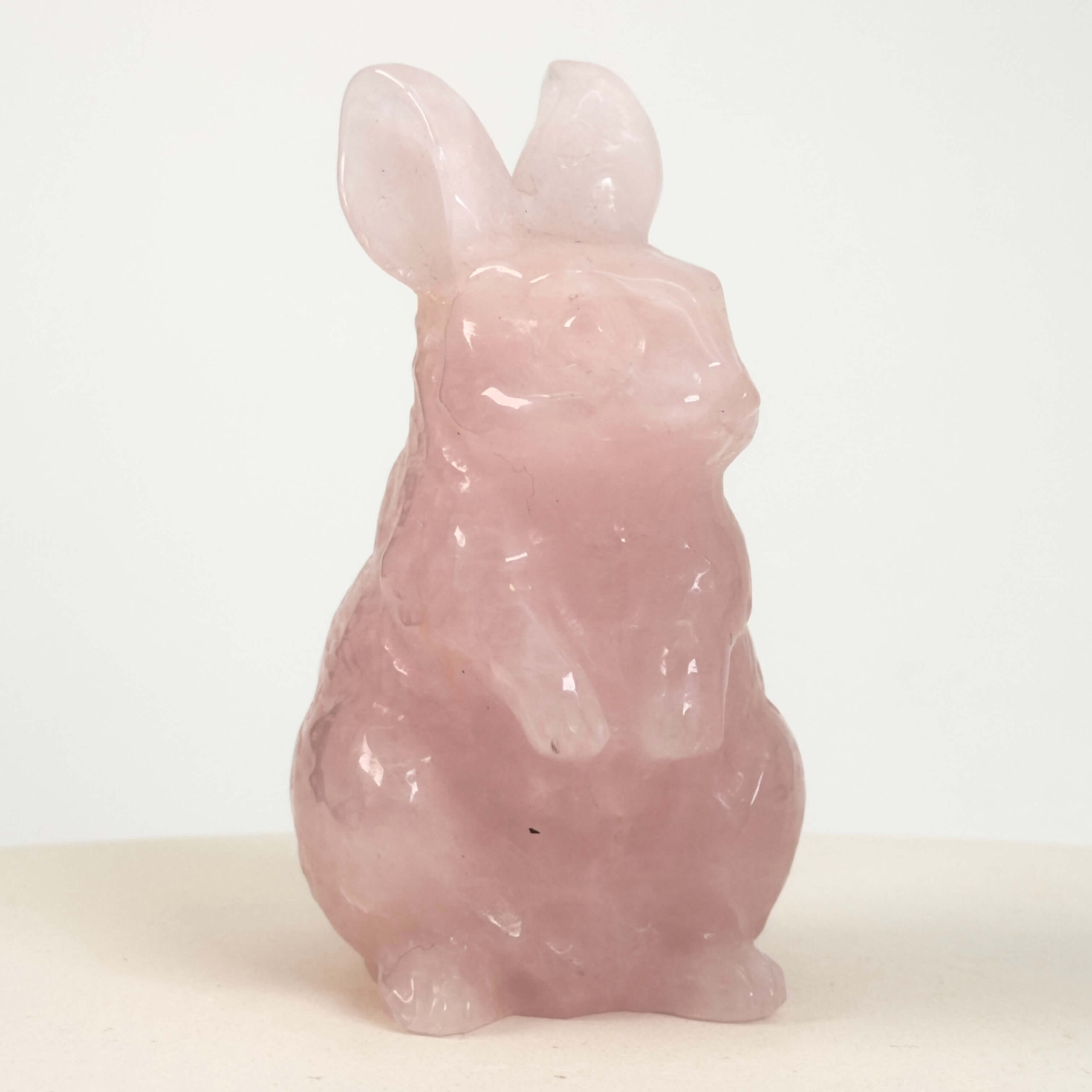 Rosakvarts Kanin krystal sten på hvid baggrund