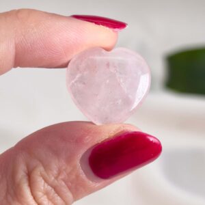 Rosakvarts Mini Hjerte Krystal Sten på hvid baggrund i hånd