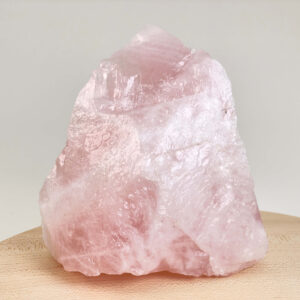 Rosakvarts Rå krystal sten på hvid baggrund