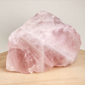 Rosakvarts Rå krystal sten på hvid baggrund