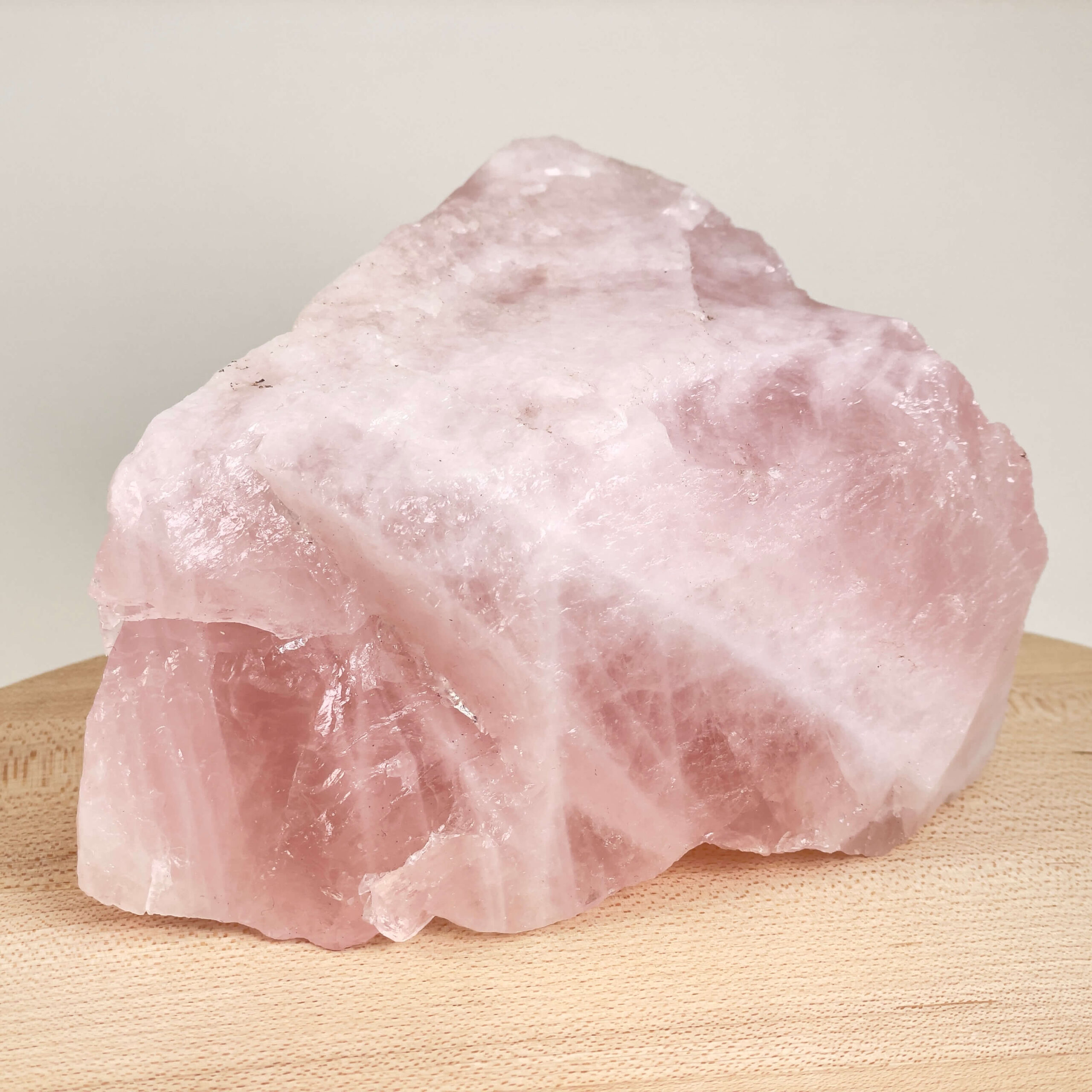 Rosakvarts Rå krystal sten på hvid baggrund