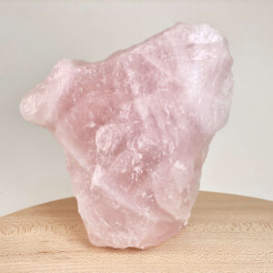 Rosakvarts Rå krystal sten på hvid baggrund
