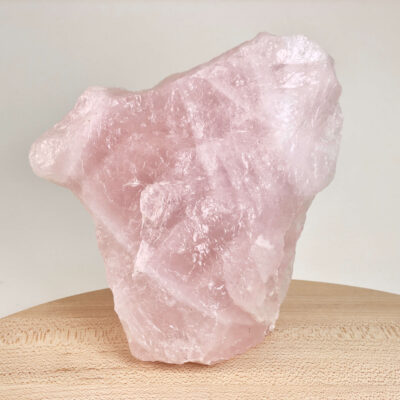 Rosakvarts Rå krystal sten på hvid baggrund