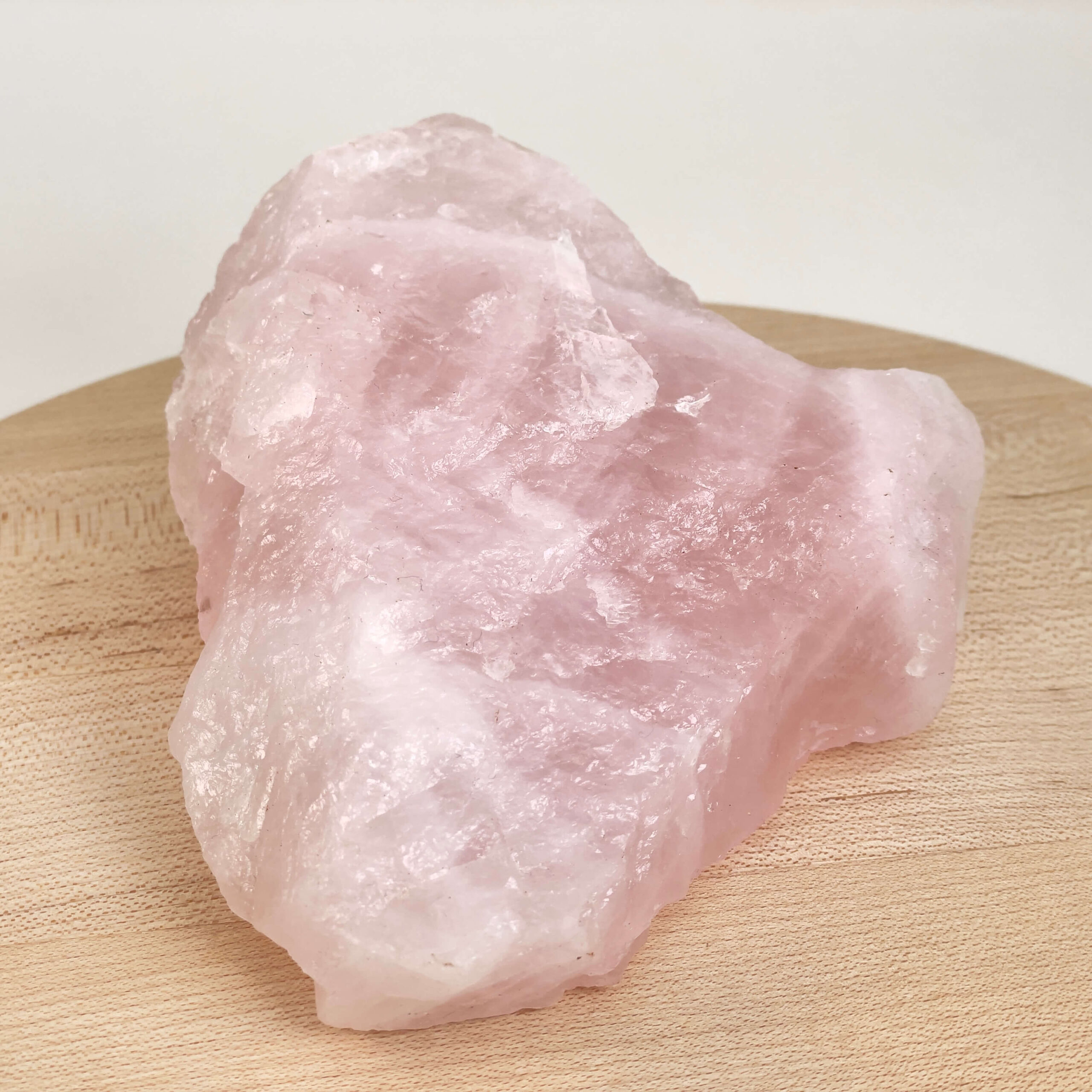 Rosakvarts Rå krystal sten på hvid baggrund