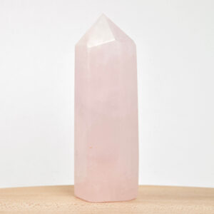 Rosakvarts Tårn krystal sten med på hvid baggrund