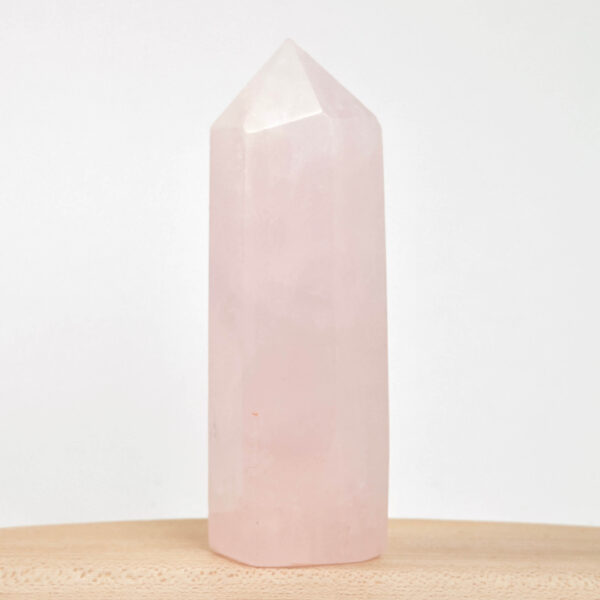 Rosakvarts Tårn krystal sten med på hvid baggrund