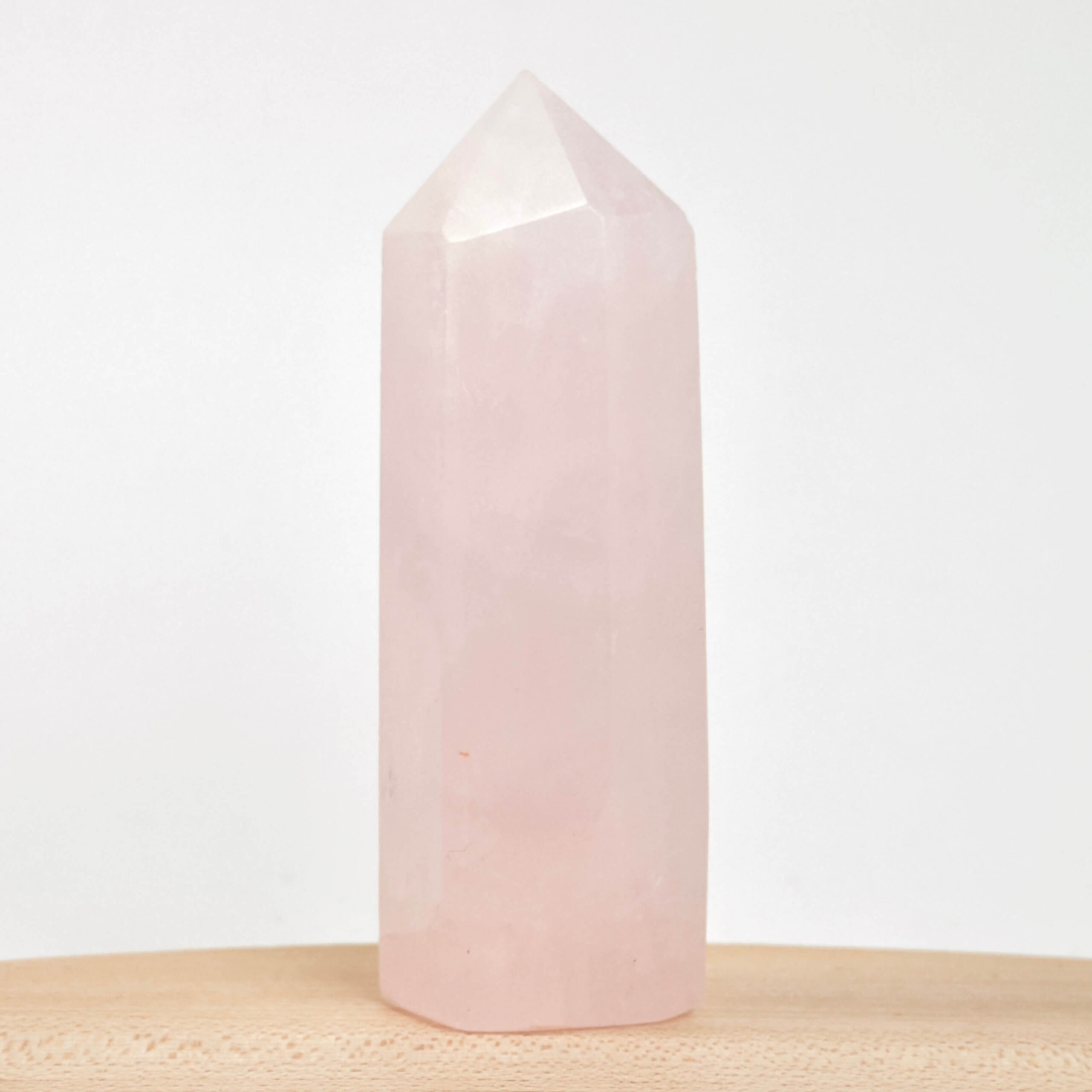 Rosakvarts Tårn krystal sten med på hvid baggrund