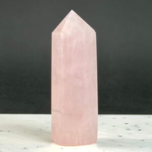 Rosakvarts Tårn krystal sten med på hvid og sort baggrund