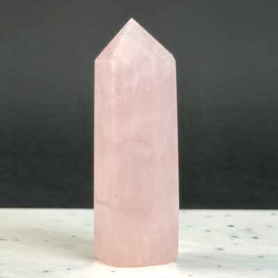 Rosakvarts Tårn krystal sten med på hvid og sort baggrund