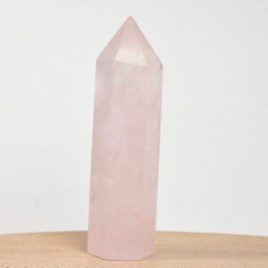 Rosakvarts Tårn krystal sten med på hvid baggrund