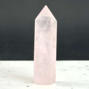Rosakvarts Tårn krystal sten med på hvid og sort baggrund