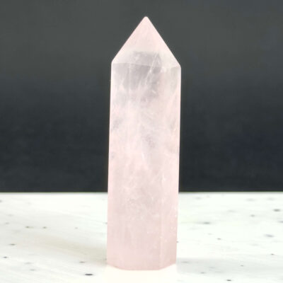 Rosakvarts Tårn krystal sten med på hvid og sort baggrund