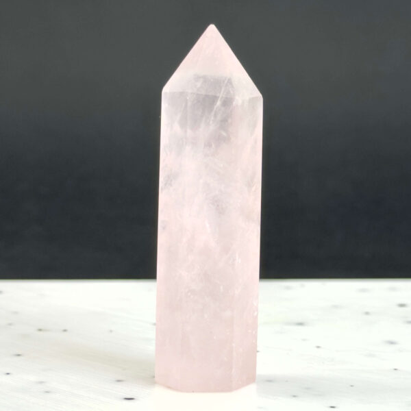 Rosakvarts Tårn krystal sten med på hvid og sort baggrund