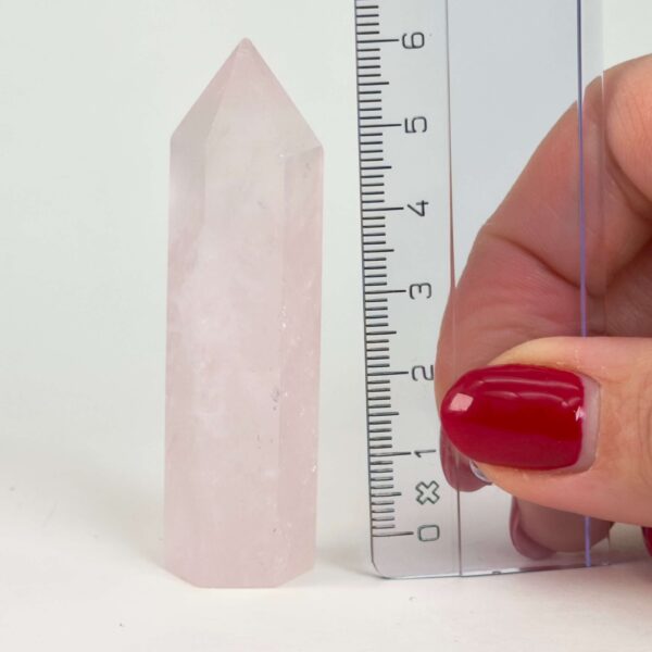 Rosakvarts Tårn krystal sten med lineal på hvid baggrund