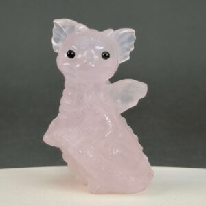 Rosakvarts Babydrage Krystal sten på sort og hvid baggrund