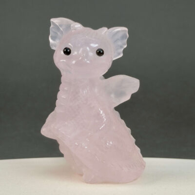 Rosakvarts Babydrage Krystal sten på sort og hvid baggrund