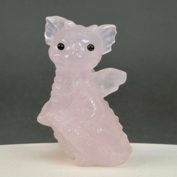 Rosakvarts Babydrage Krystal sten på sort og hvid baggrund