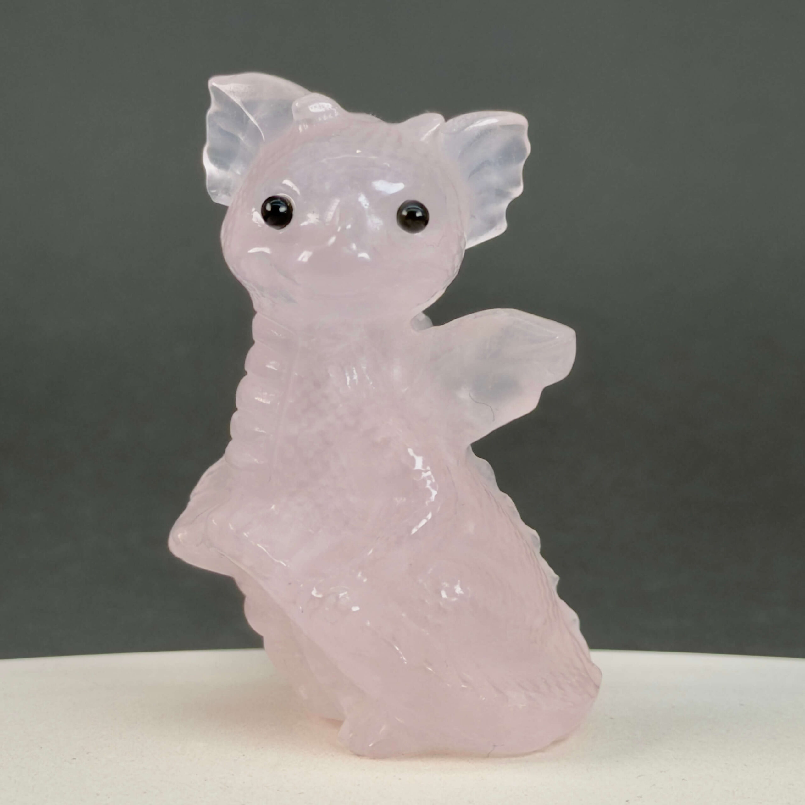 Rosakvarts Babydrage Krystal sten på sort og hvid baggrund