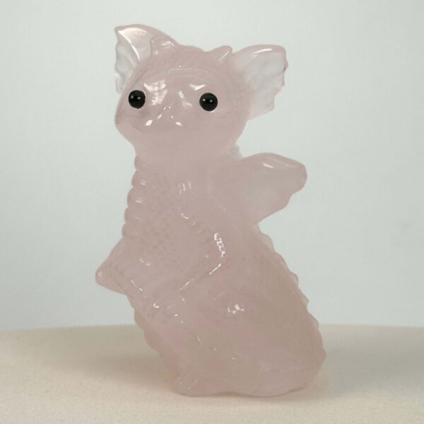 Rosakvarts Babydrage Krystal sten på hvid baggrund