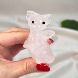 Rosakvarts Babydrage Krystal sten i hånd på hvid baggrund