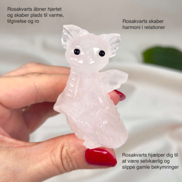 Rosakvarts Babydrage Krystal sten i hånd på hvid baggrund med tags