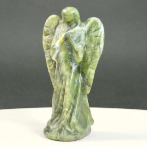 Serpentin Engel krystal sten på sort baggrund