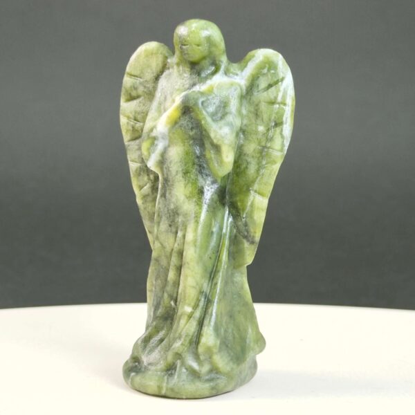 Serpentin Engel krystal sten på sort baggrund