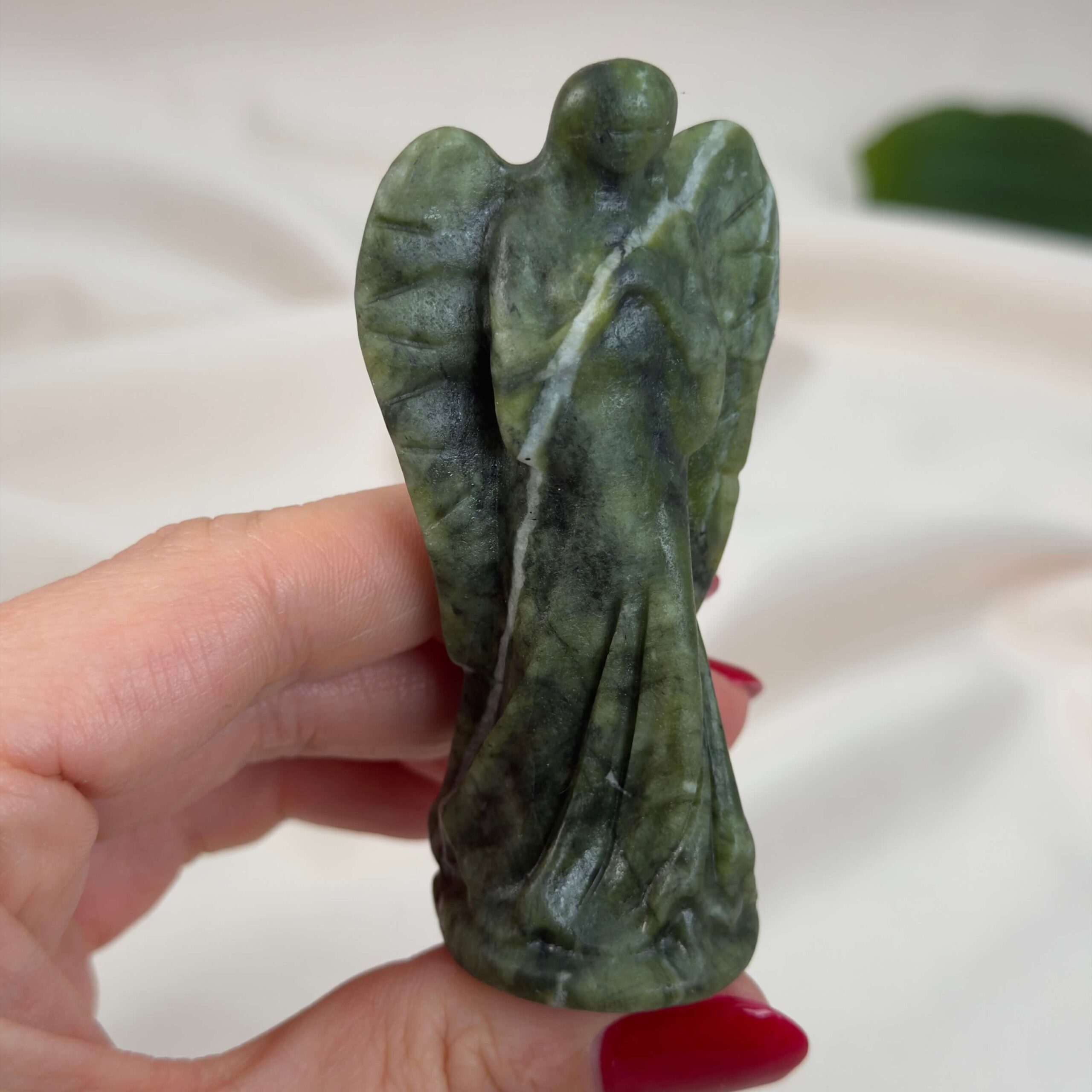 Serpentin Engel krystal sten i hånd på hvid baggrund