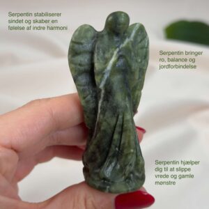 Serpentin Engel krystal sten i hånd på hvid baggrund med tags