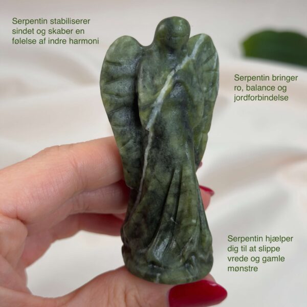 Serpentin Engel krystal sten i hånd på hvid baggrund med tags