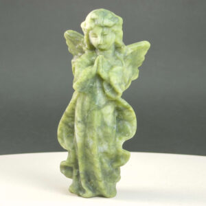 Serpentin Engel krystal sten på sort baggrund